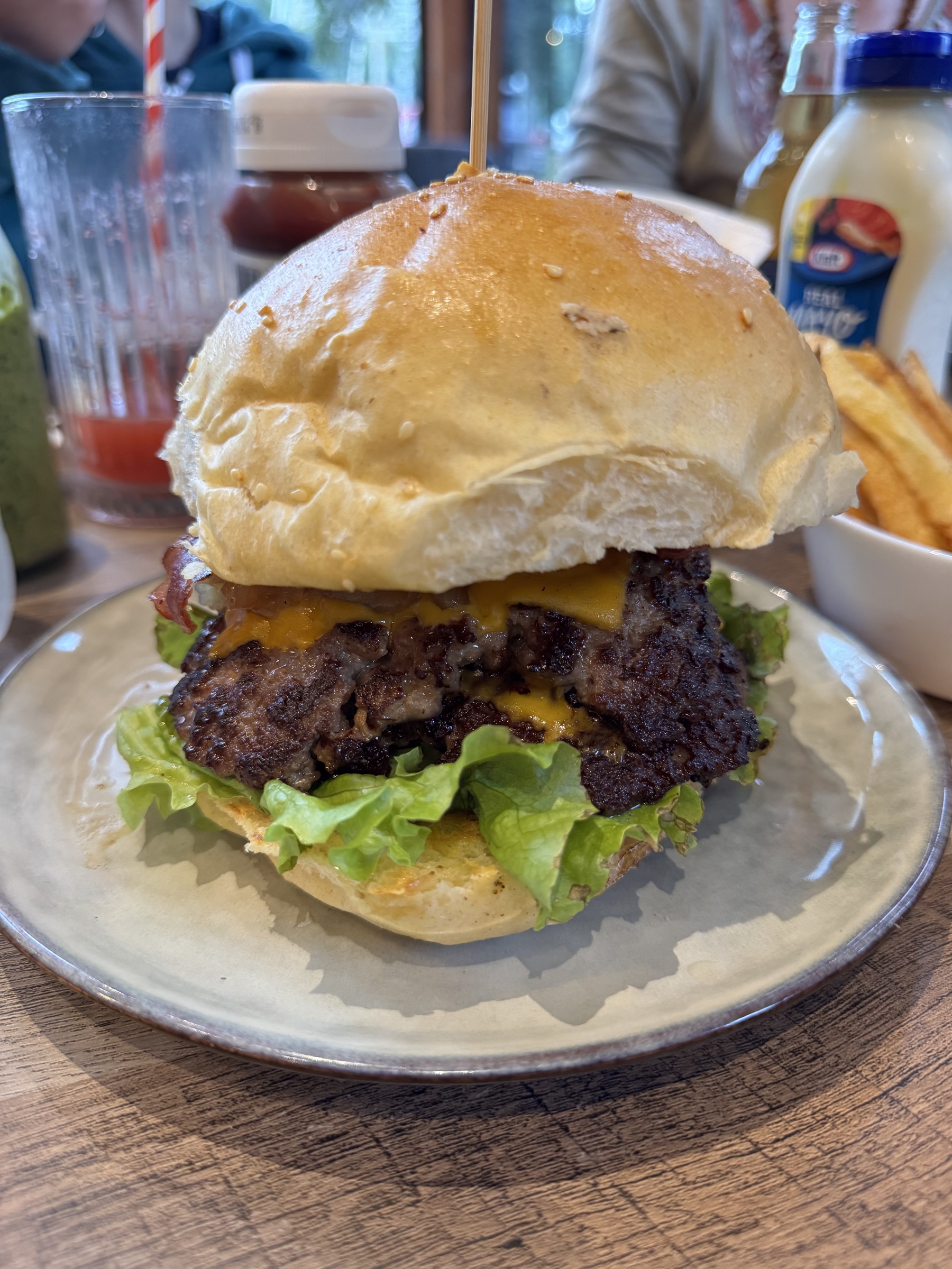 Probando grabación desde el emporio alemán de hamburguesas